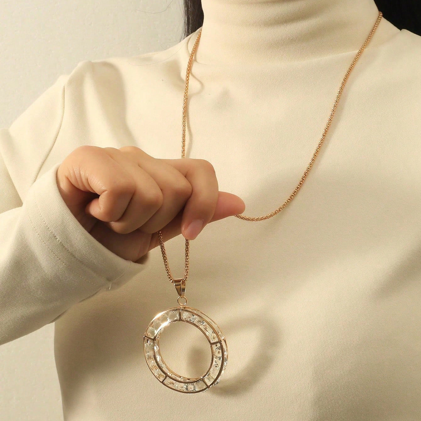 New European and American jewelry, fashion hollow with diamond pendant, temperament, autumn and winter, retro long sweater chain, accessories necklace