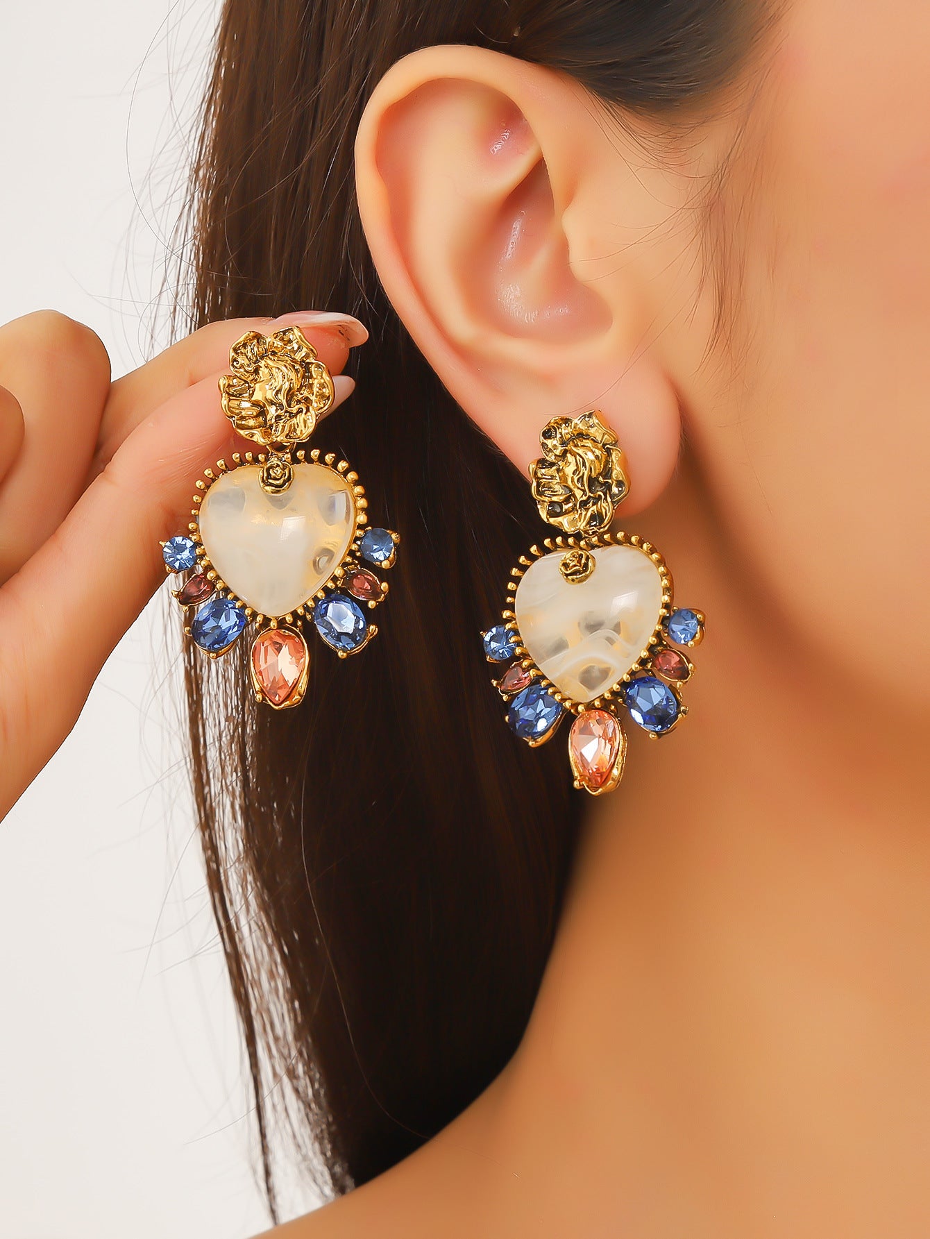 The new emerald drop earrings are light luxury, high-end, pre-loved earrings, niche design, retro atmosphere, earrings