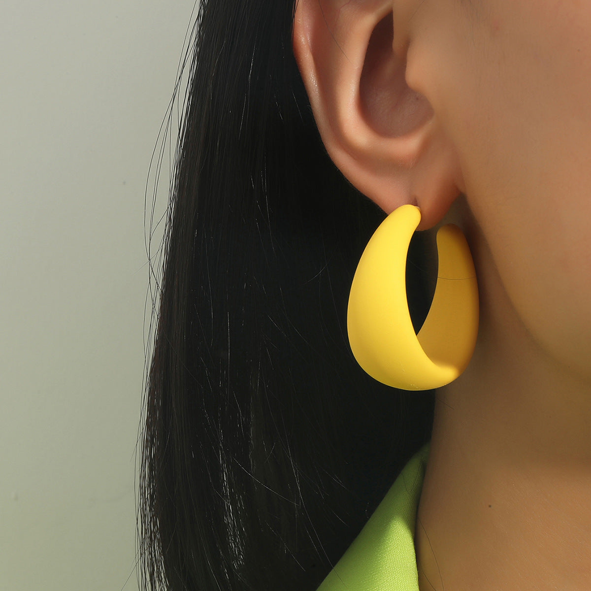 The new European and American fashion personality candy color C-shaped simple large earring exaggerated summer versatile high-end earrings