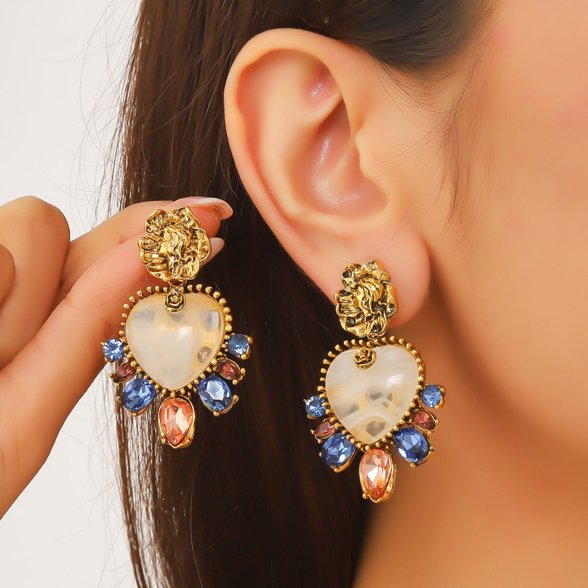 The new emerald drop earrings are light luxury, high-end, pre-loved earrings, niche design, retro atmosphere, earrings