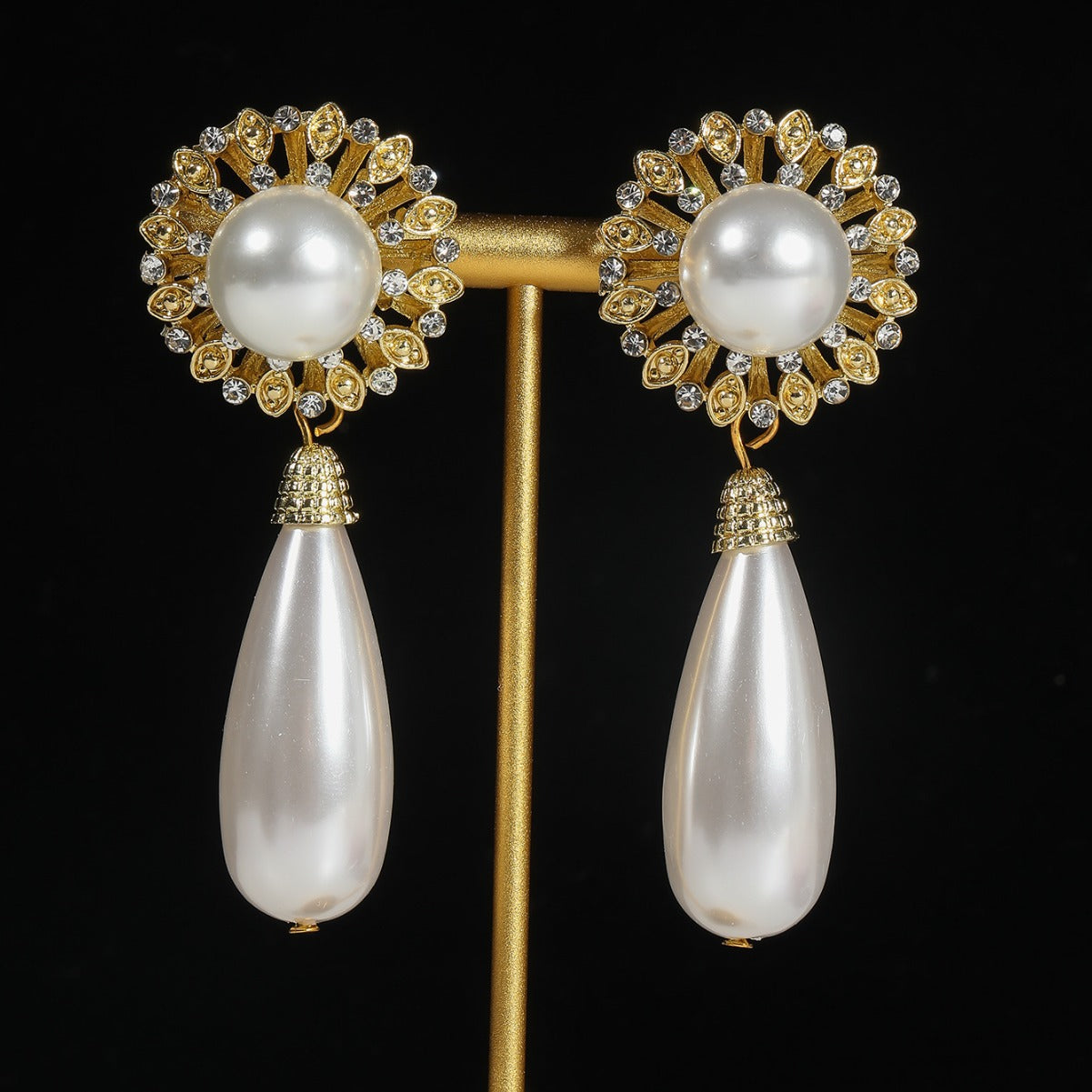 The new vintage temperament drop pearl earrings hollow carved crystal diamond palace style gorgeous heavy industry earrings