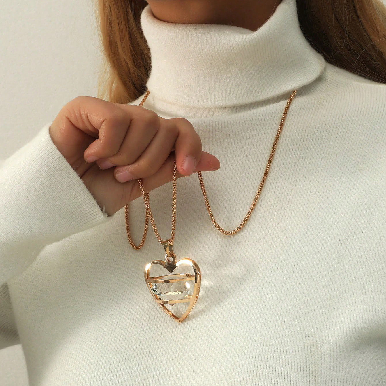 New European and American jewelry, fashion hollow with diamond pendant, temperament, autumn and winter, retro long sweater chain, accessories necklace