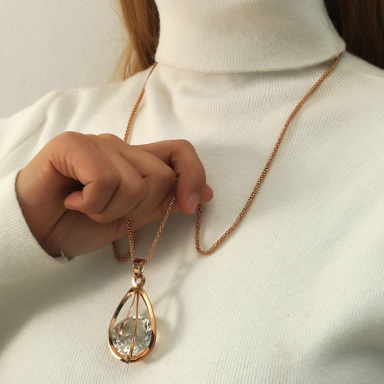 New European and American jewelry, fashion hollow with diamond pendant, temperament, autumn and winter, retro long sweater chain, accessories necklace
