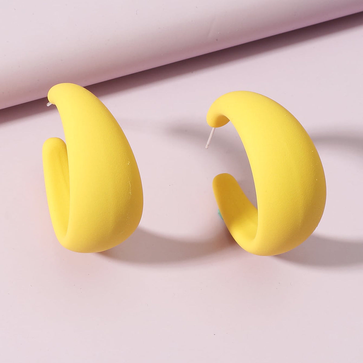 The new European and American fashion personality candy color C-shaped simple large earring exaggerated summer versatile high-end earrings