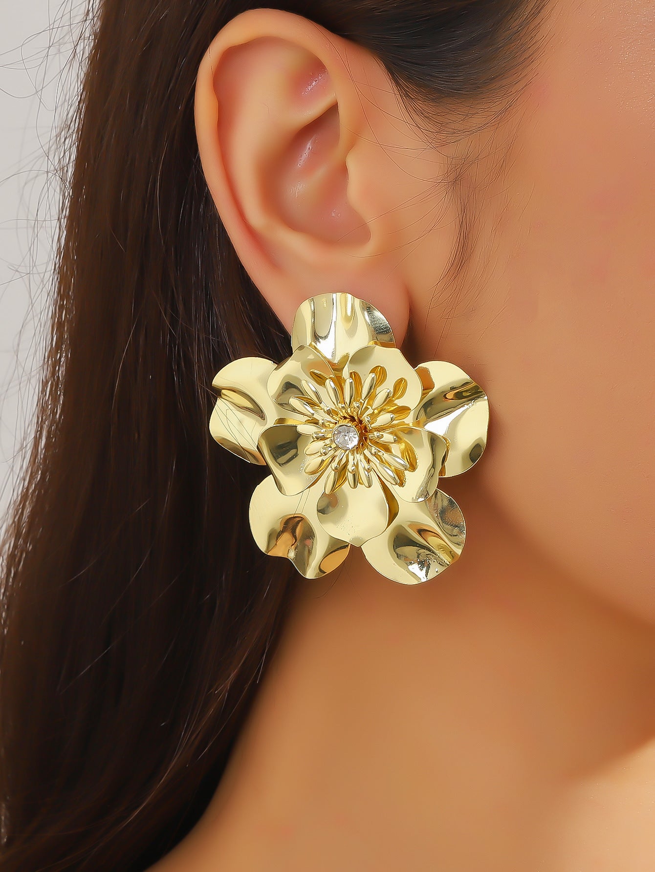 New summer alloy rhinestone flower earrings European and American exaggerated trend metallic flower stud earrings