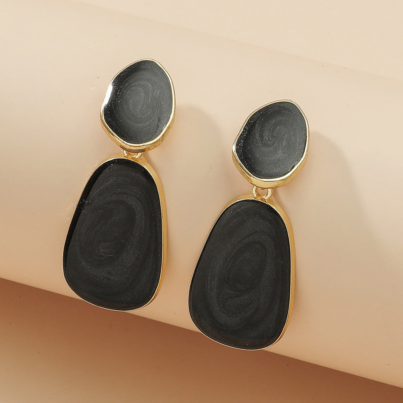 The new Korean version of the jewelry geometric oval color drop glaze high-end earrings is fashionable, simple and versatile