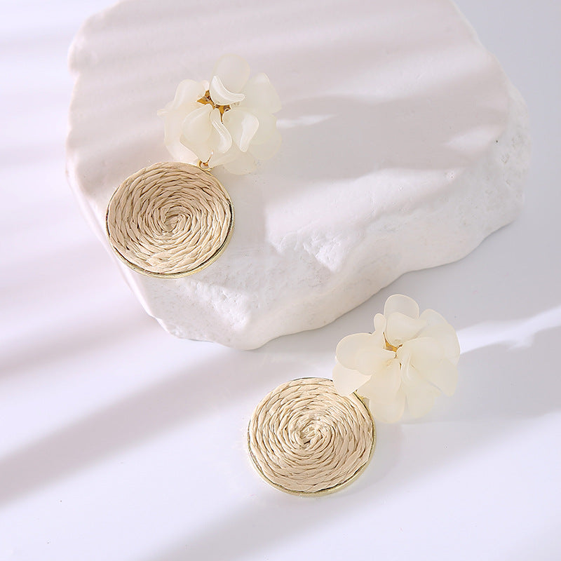 Korean fresh design earrings, hand-woven resin flower earrings, fashionable temperament, raffia personality earrings