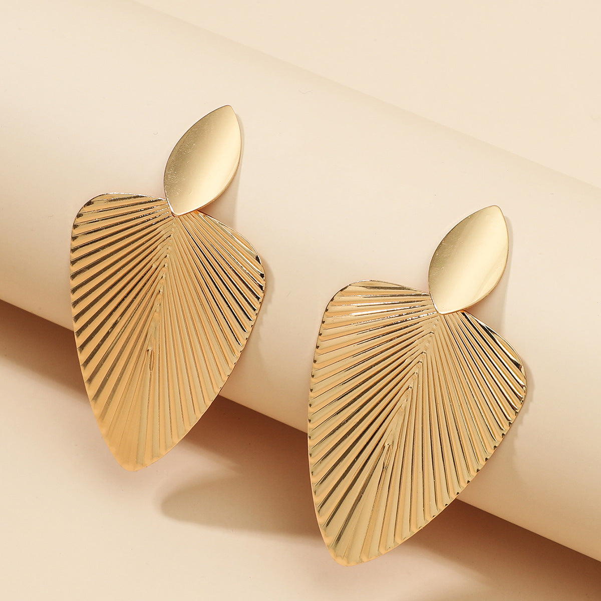 New European and American cross-border new products personality exaggerated geometric metal earrings ins wind leaf earrings