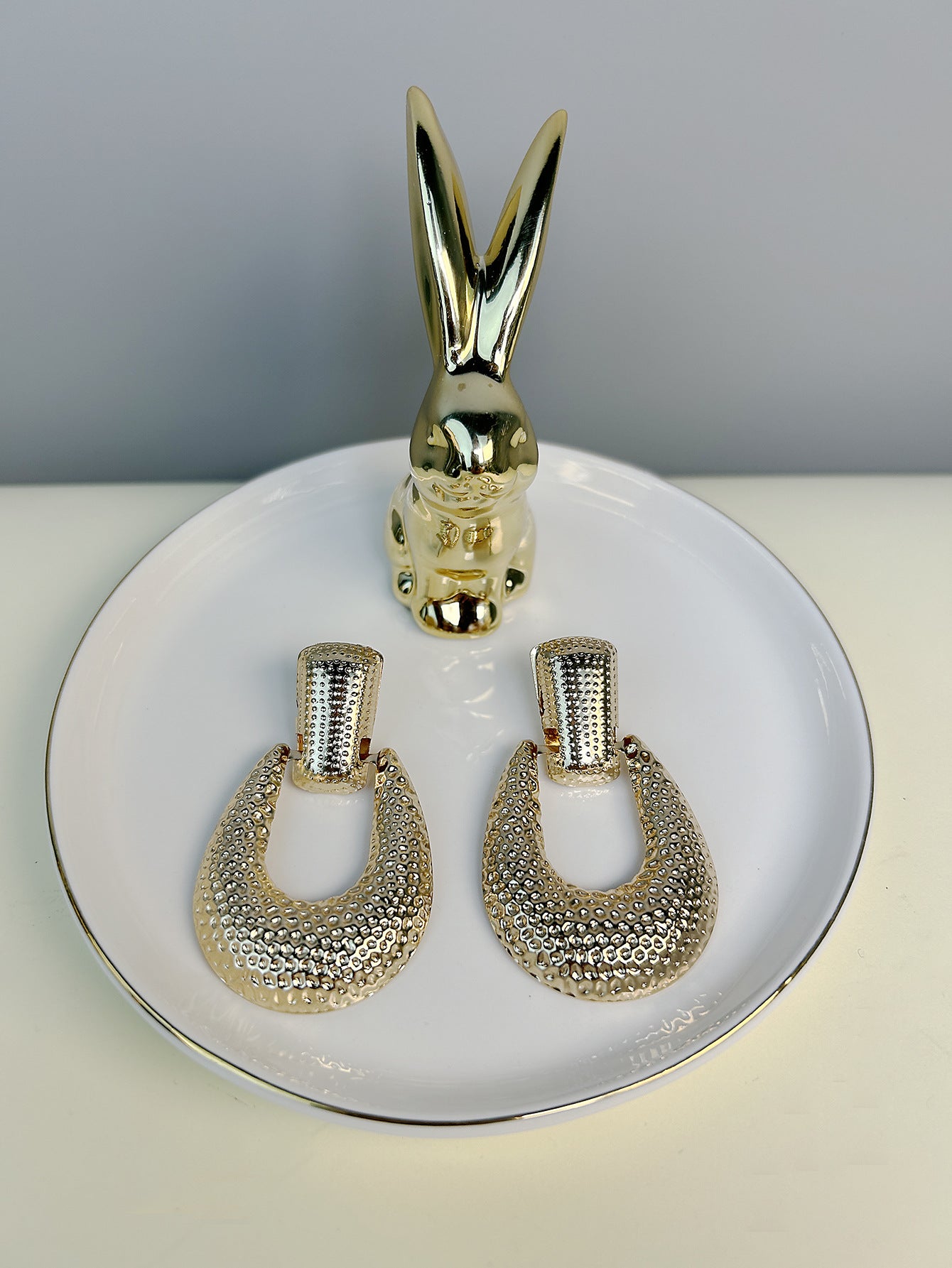 New European and American exaggerated jewelry, retro geometric triangle shape, metal earrings, personality temperament, alloy cutout earrings