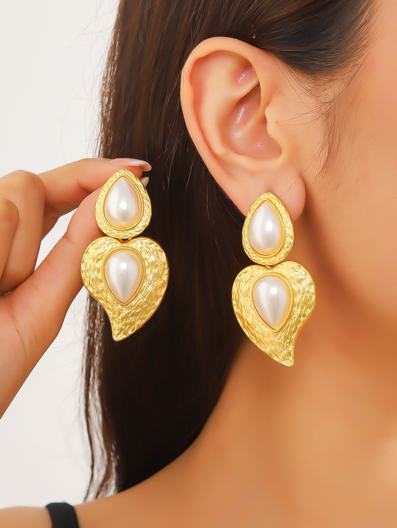The new emerald drop earrings are light luxury, high-end, pre-loved earrings, niche design, retro atmosphere, earrings