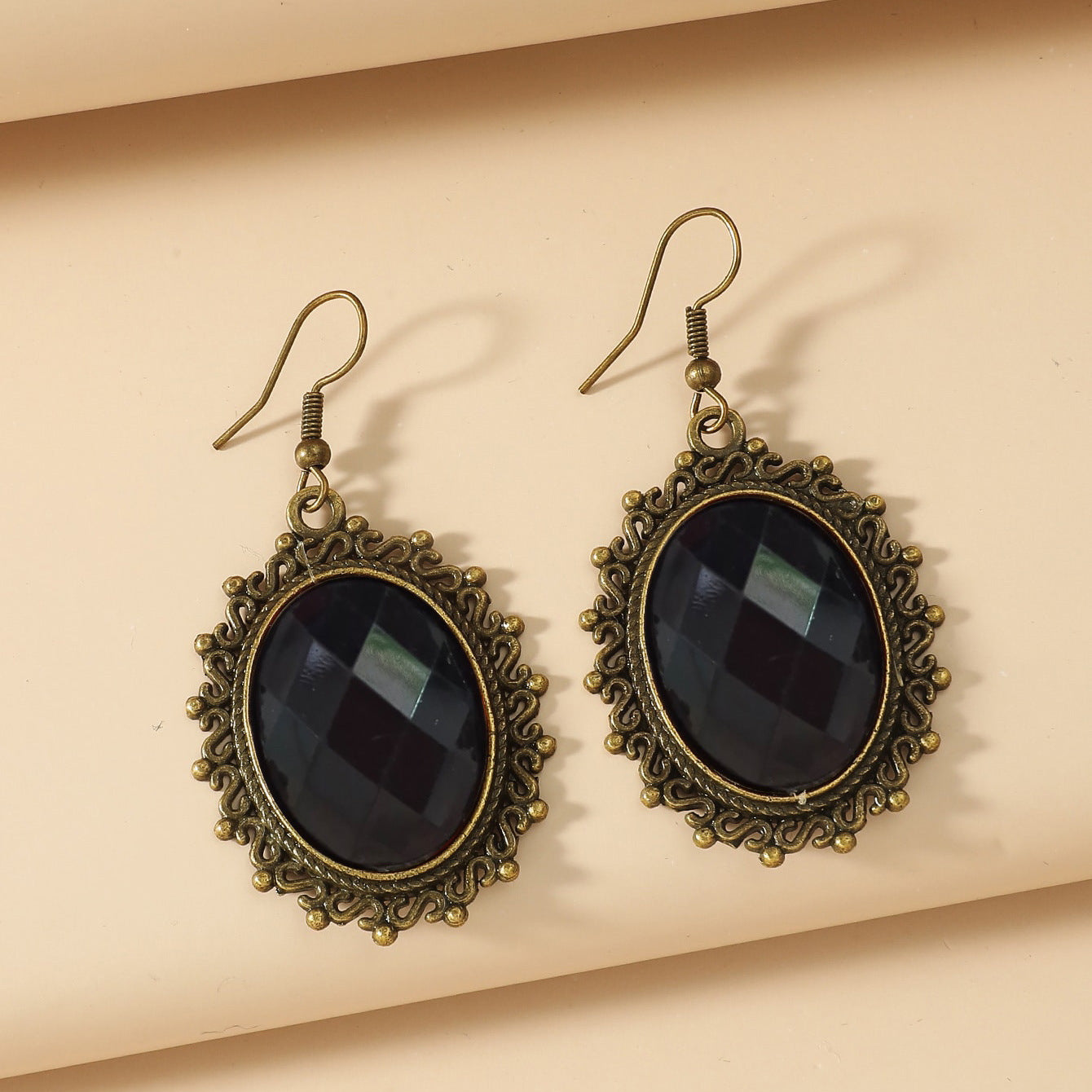 New European and American jewelry, retro simple earrings, high-end temperament, personality, black gemstone pendant, crystal and versatile earrings