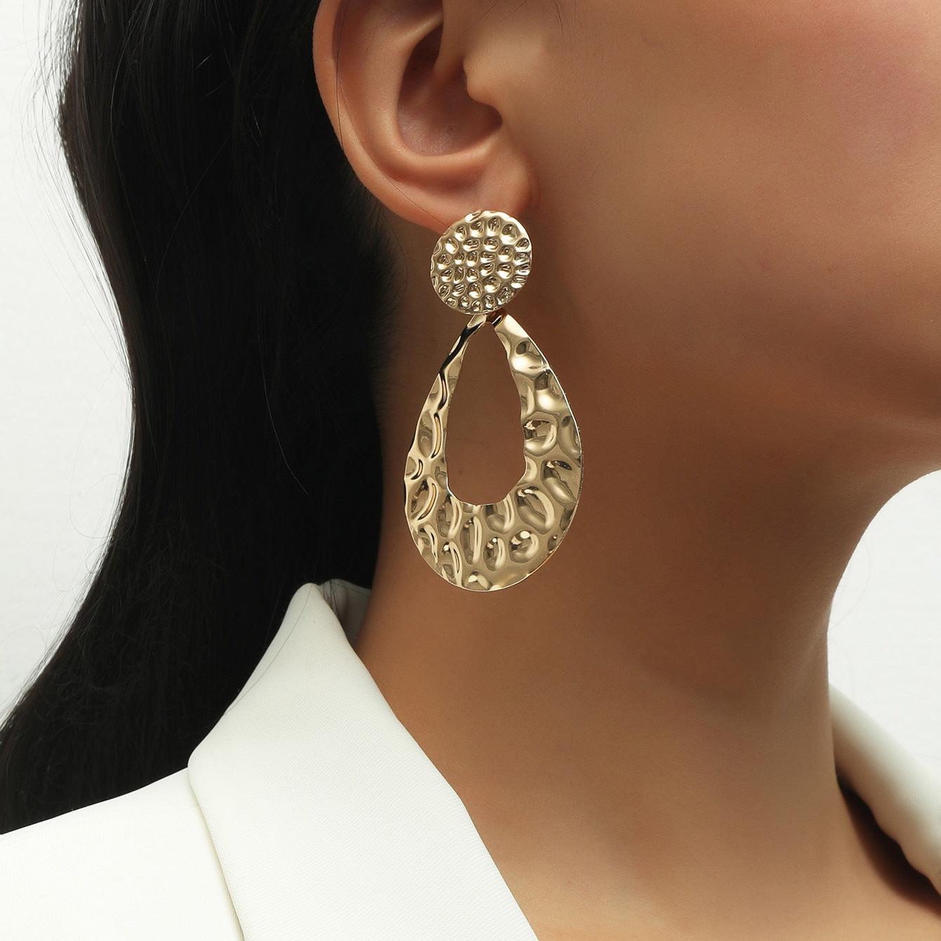 The new European and American temperament earrings are fashionable and exaggerated, and the hollow drop earrings are simple and versatile, and the design is palpable