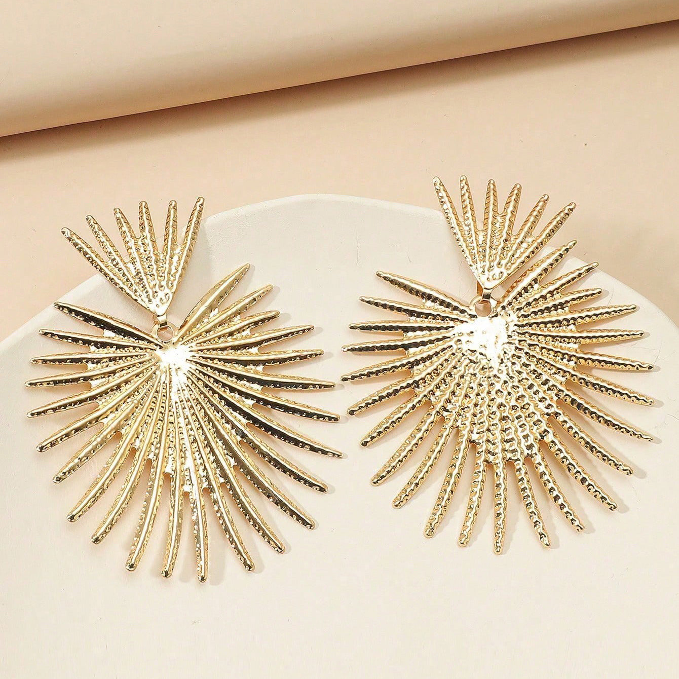 The new European and American cross-border jewelry, exaggerated cold wind, star flower earrings, niche fan-shaped resort style earrings