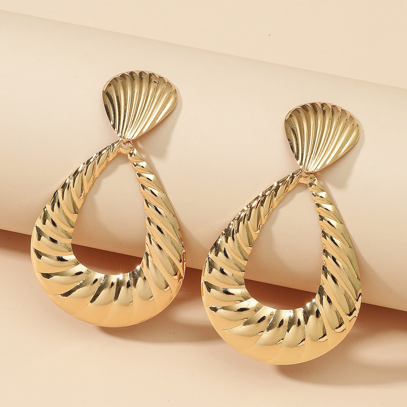 The new European and American temperament earrings are fashionable and exaggerated, and the hollow drop earrings are simple and versatile, and the design is palpable