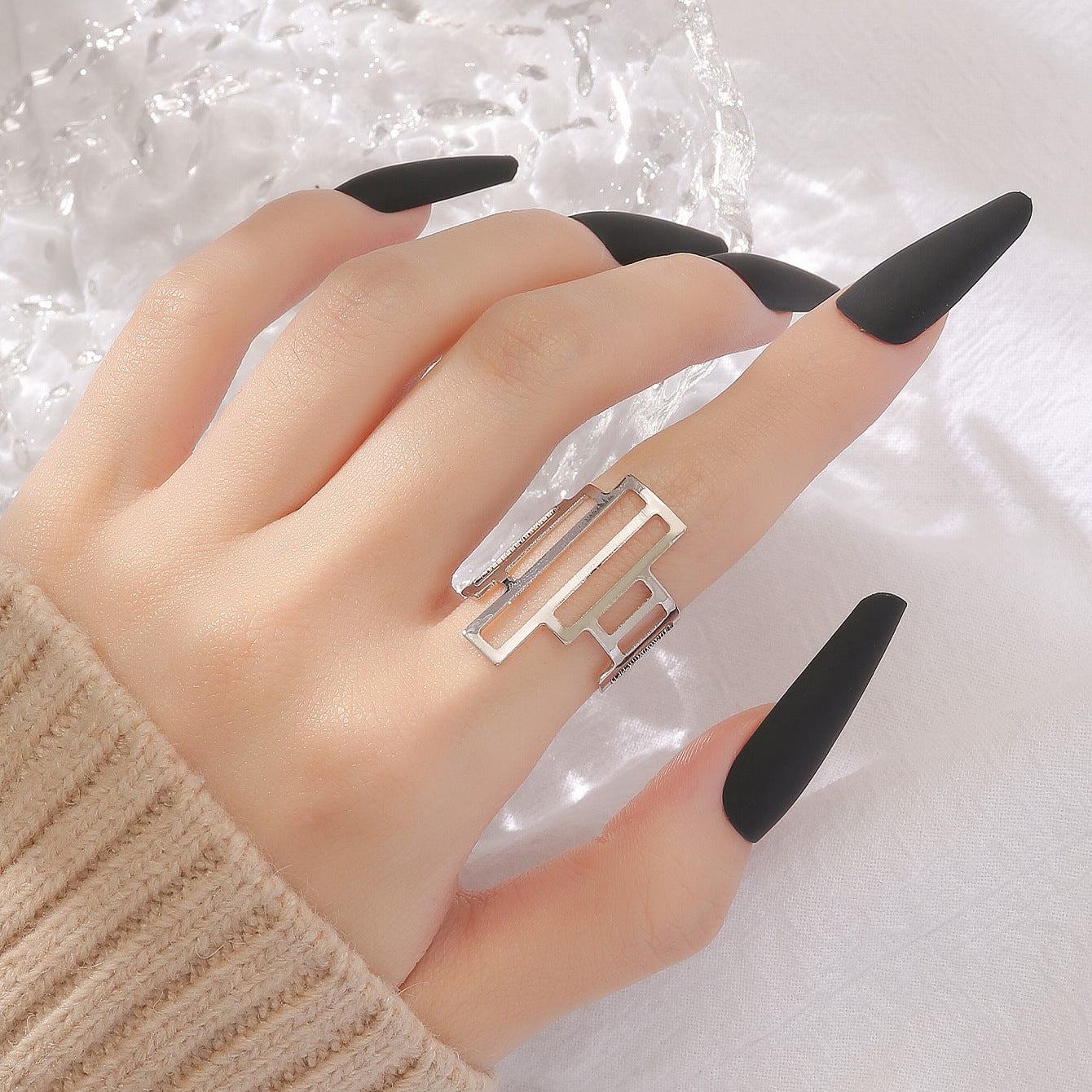 The new European and American jewelry personality living mouth ring is simple and versatile, hollow irregular index finger opening ring