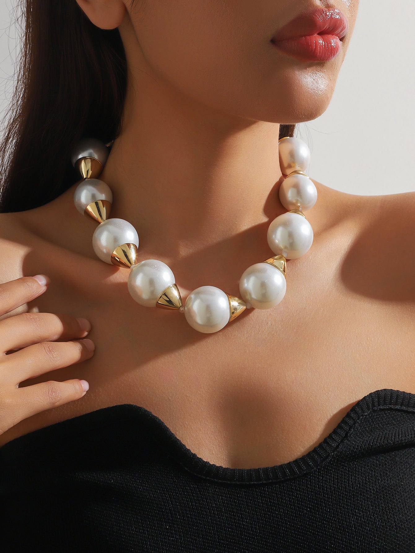The new European and American high-end exaggerated metal splicing big pearl retro trendy versatile clavicle chain temperament big brand necklace