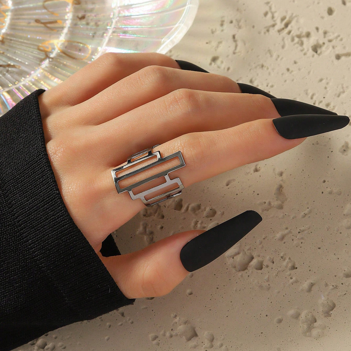 The new European and American jewelry personality living mouth ring is simple and versatile, hollow irregular index finger opening ring