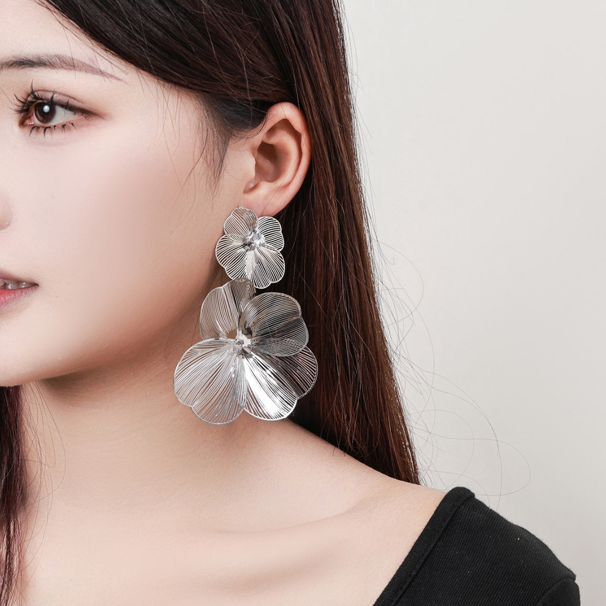 New personality European and American metal flower tassel earrings retro Hong Kong style fashion catwalk vintage style petal earrings