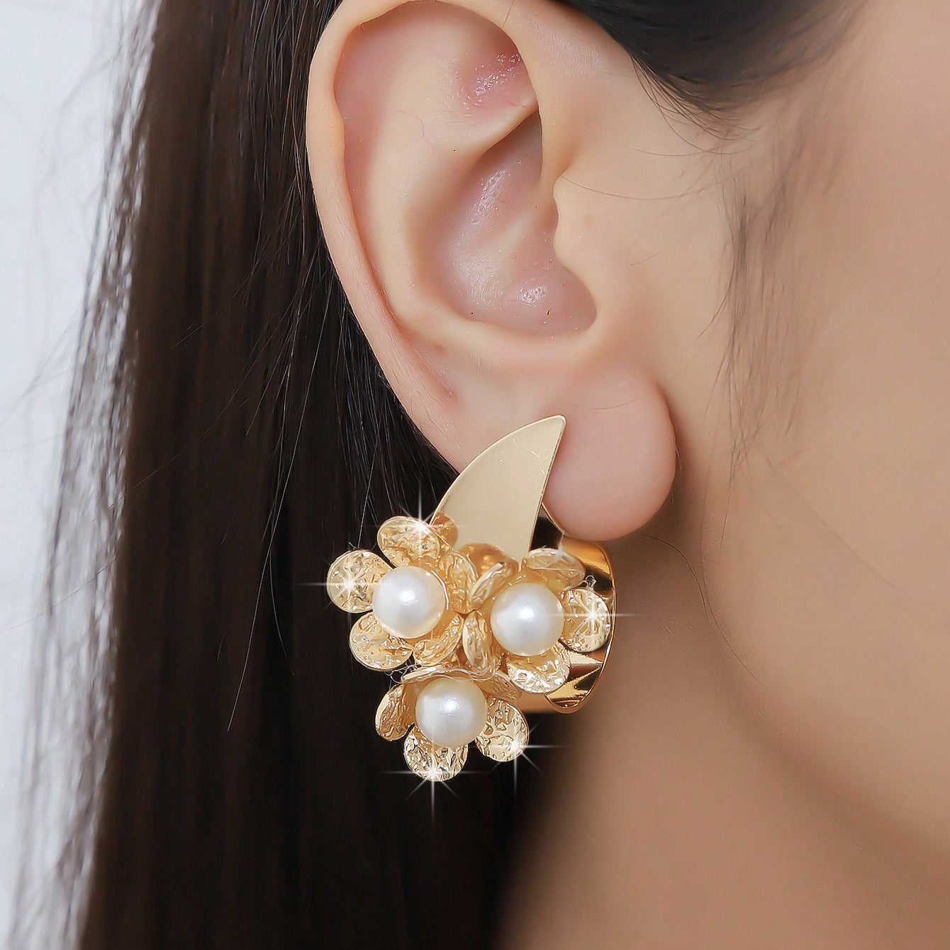 New jewelry: pearl metal petal earrings, fashion personality stud earrings, niche versatility, high-end earrings