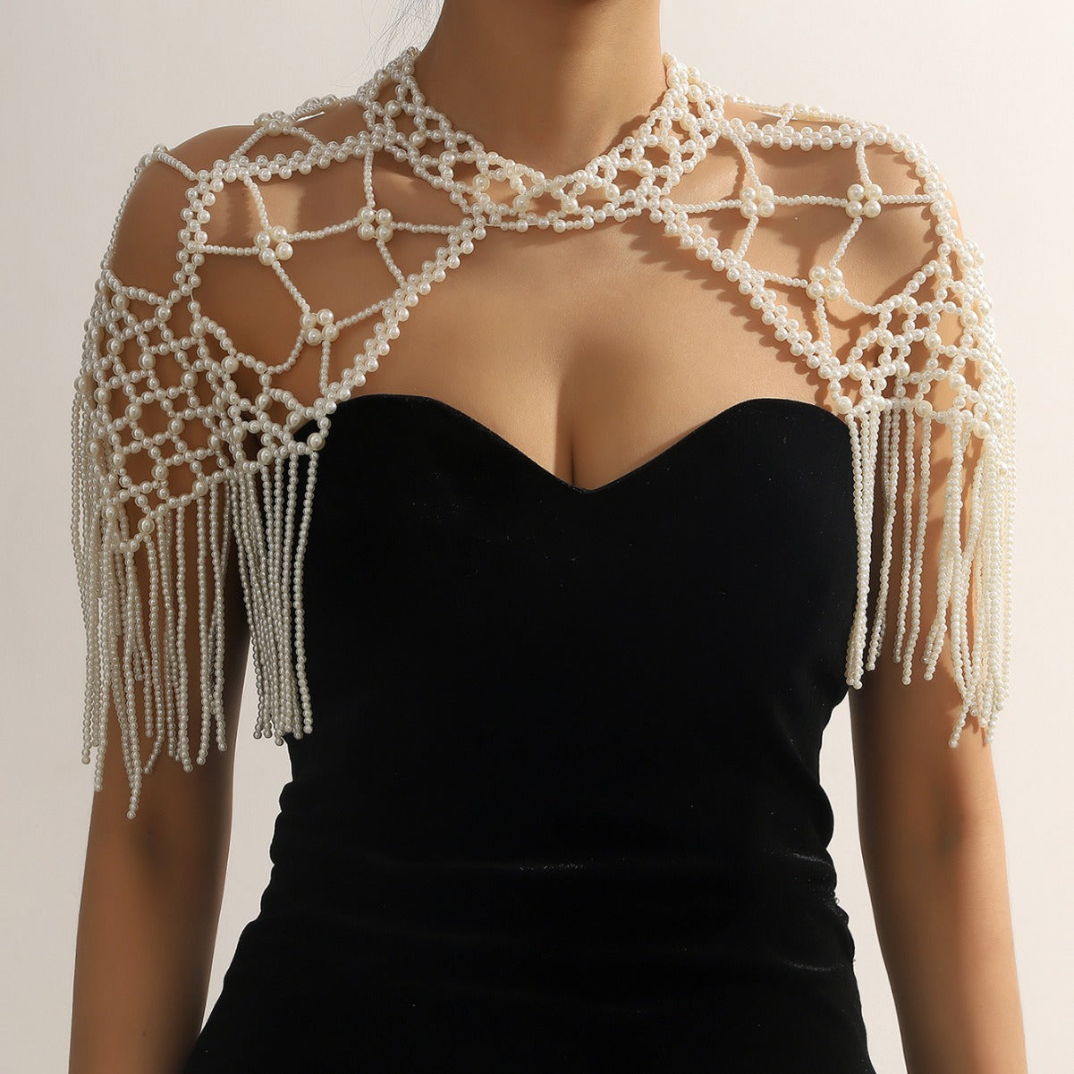 The new pearl shawl chest chain dress has an exaggerated personality, a large necklace shoulder chain cape and a costume body chain