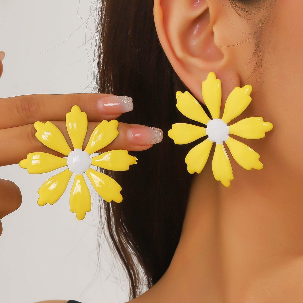 The new European and American summer temperament metal dripping flower stud earrings are fashionable and versatile earrings