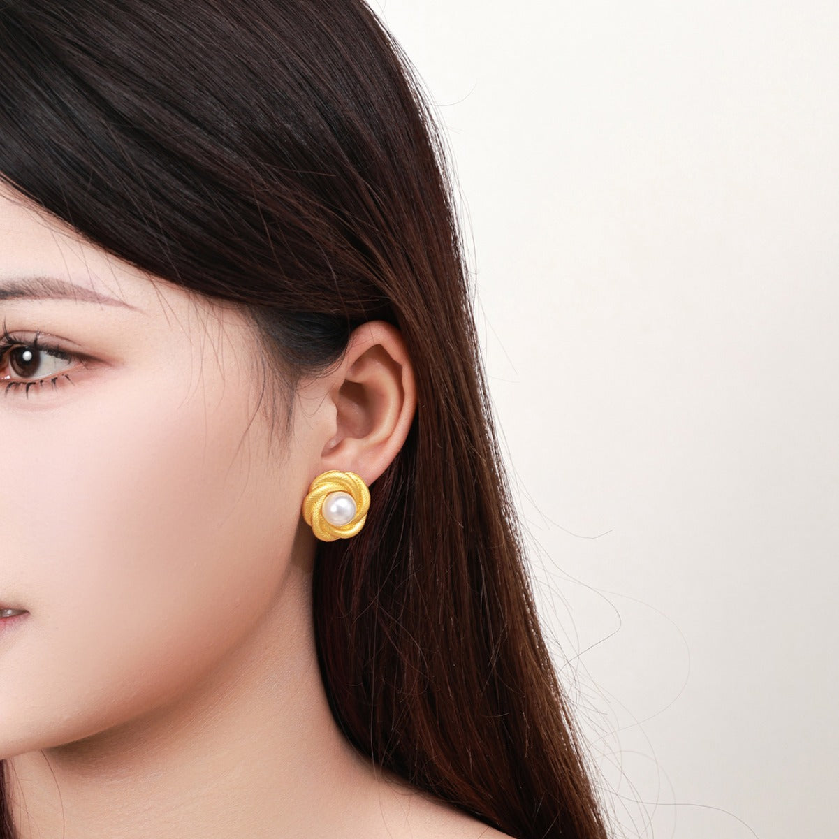 New personality European and American metal petal stud earrings retro Hong Kong style fashion catwalk vintage style earrings