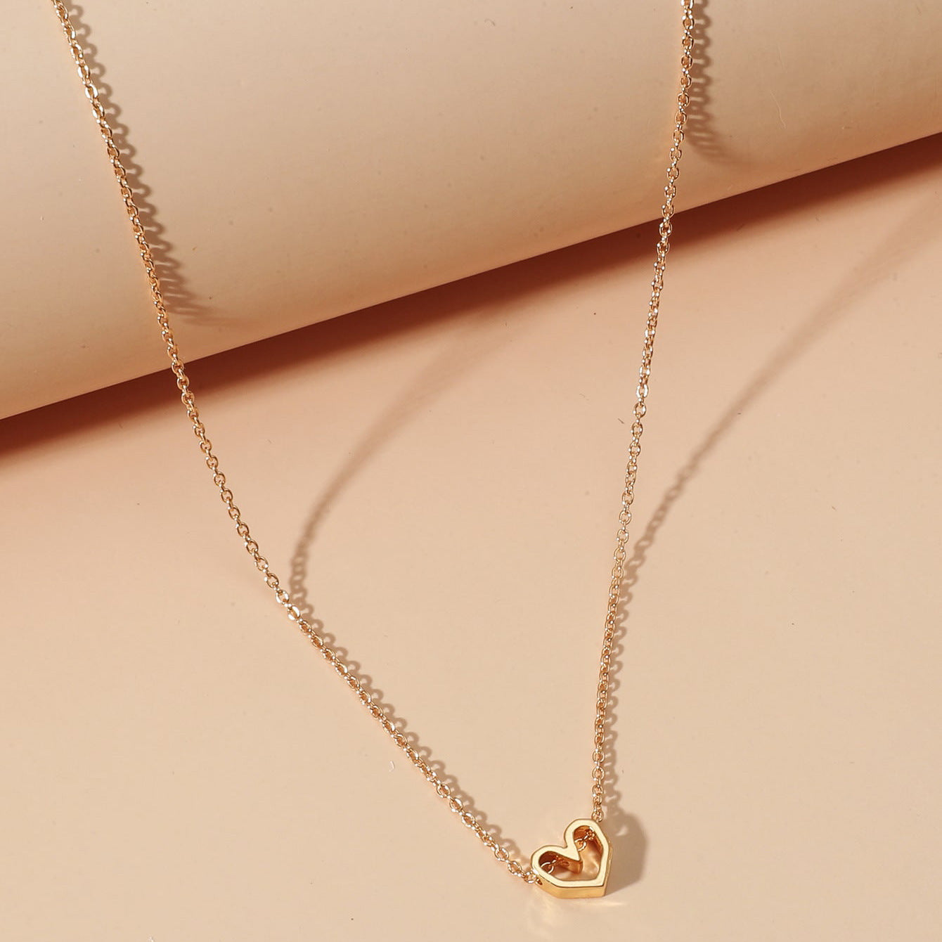 The new Han Fan jewelry love necklace is simple and sweet, niche luxury, flowing heart pendant, clavicle chain necklace