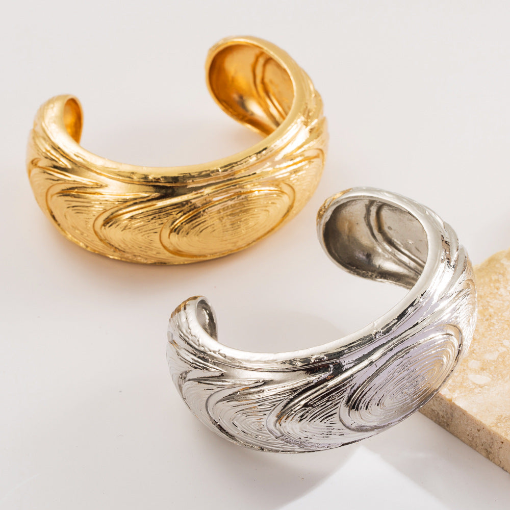 European and American fashion three-dimensional embossed water wave texture open bracelet simple and versatile, fashionable temperament, light luxury hand accessories wholesale
