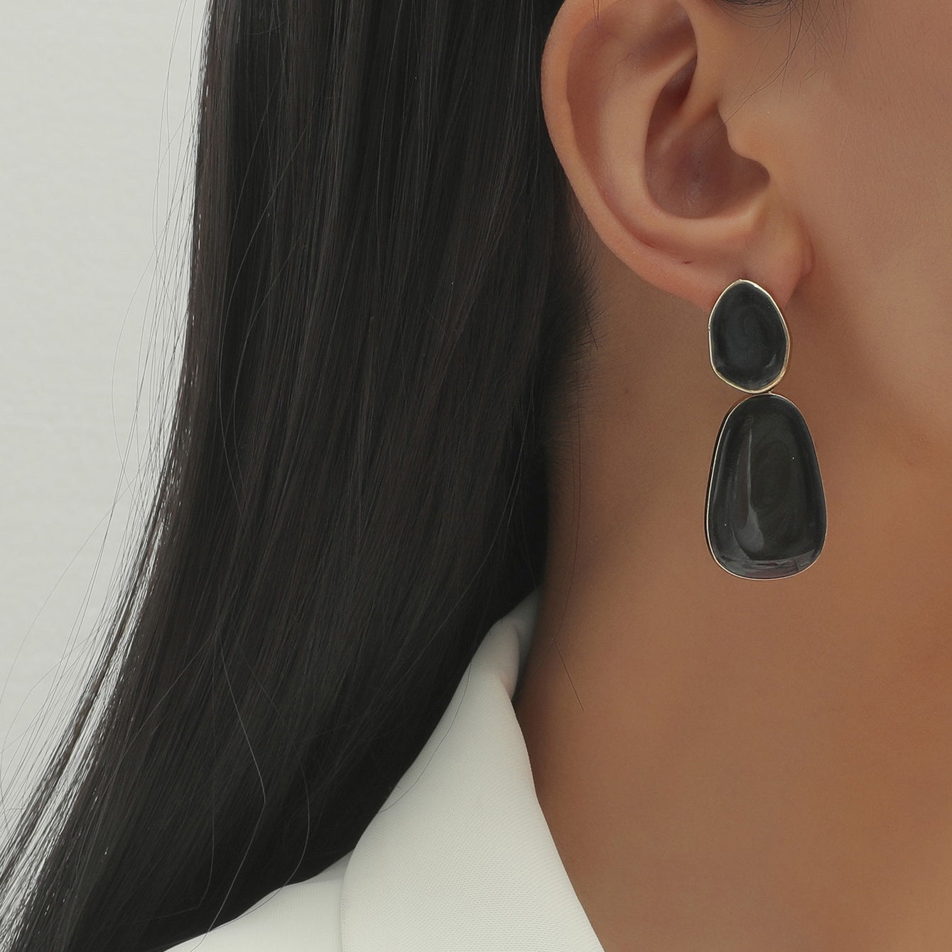 The new Korean version of the jewelry geometric oval color drop glaze high-end earrings is fashionable, simple and versatile