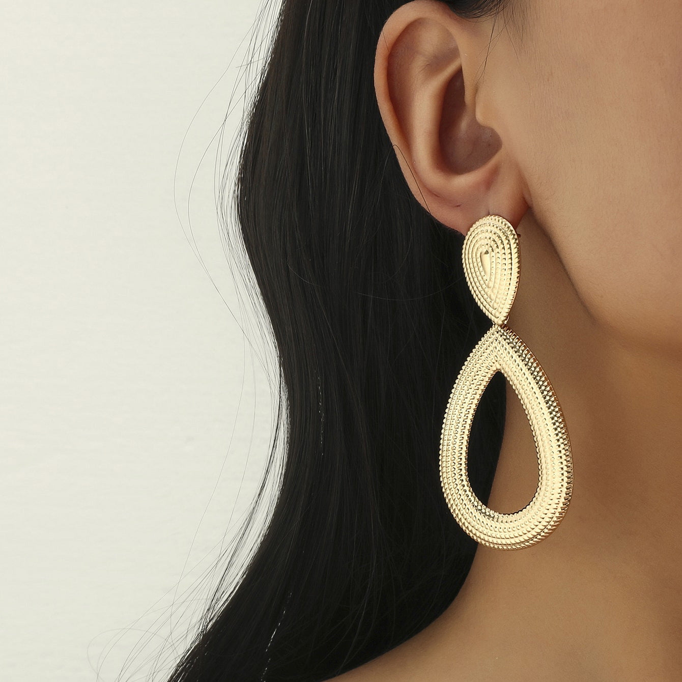 The new European and American temperament earrings are fashionable and exaggerated, and the hollow drop earrings are simple and versatile, and the design is palpable