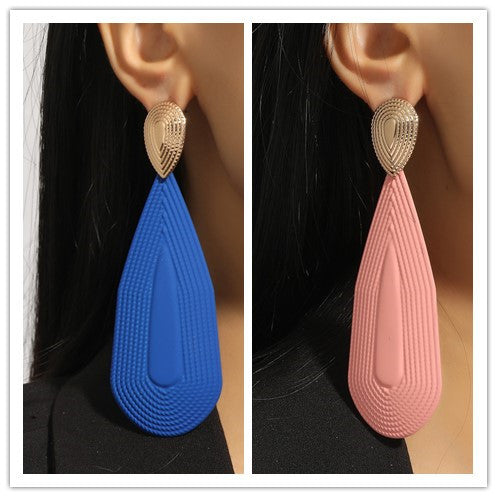 The new European jewelry personality alloy long pear-shaped earrings are fashionable niche design exaggerated earrings