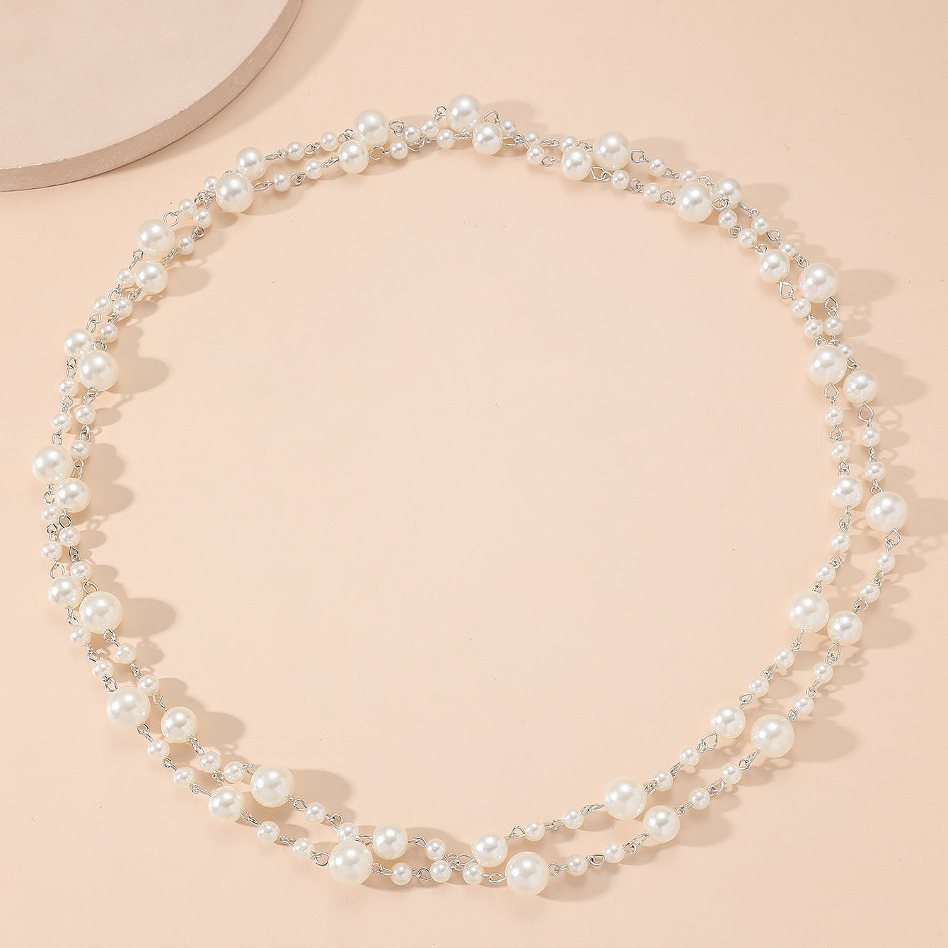 The new European and American pearl necklace jewelry is niche fashion and versatile, and the long style is stacked and worn in autumn and winter, and the temperament is simple, and the sweater chain is simple