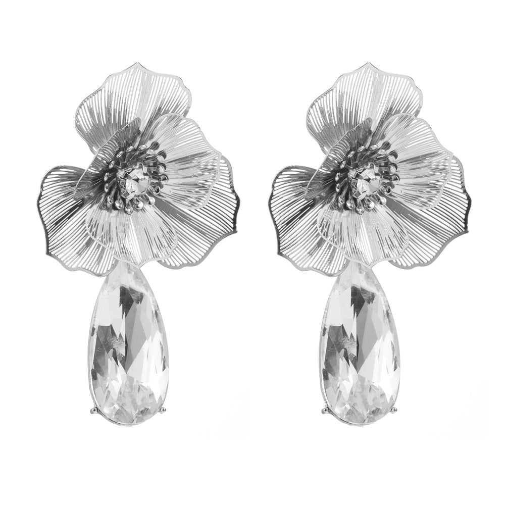 French retro high-end alloy hollow flower earrings, female diamond-studded atmosphere, exaggerated light luxury, long tassel earrings