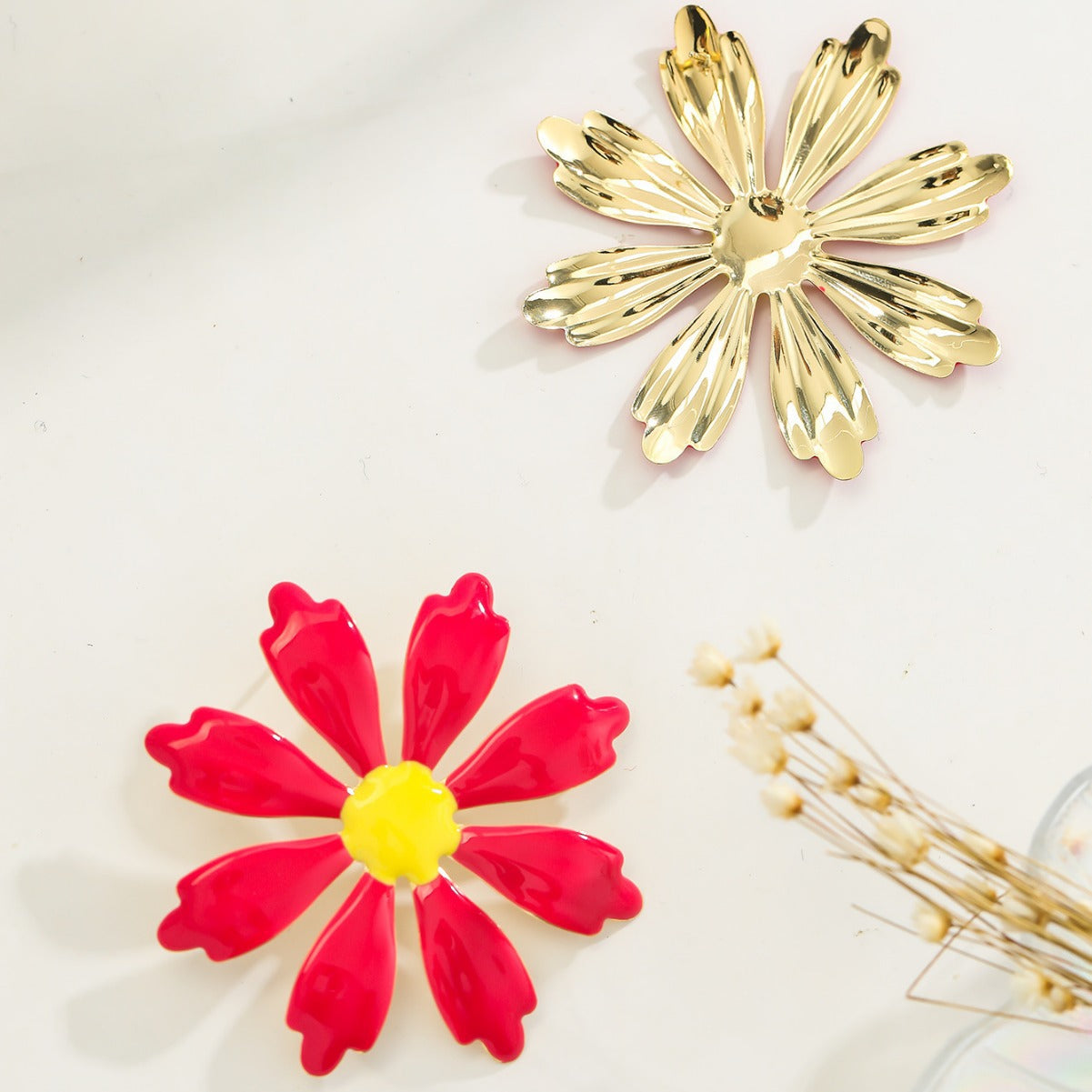 The new European and American summer temperament metal dripping flower stud earrings are fashionable and versatile earrings