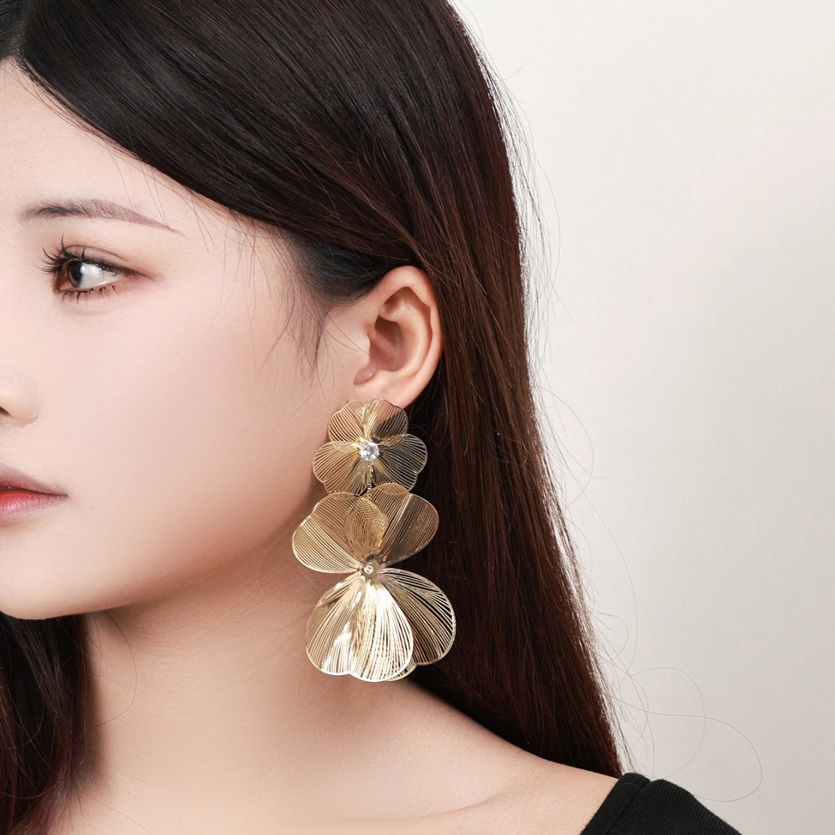 New personality European and American metal flower tassel earrings retro Hong Kong style fashion catwalk vintage style petal earrings