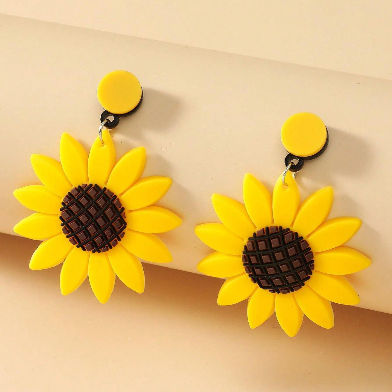 The new Korean version of the fashionable retro forest series Chaoxian sunflower pineapple small fresh earrings with personality and temperament are versatile