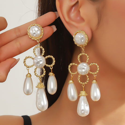 The new vintage temperament drop pearl earrings hollow carved crystal diamond palace style gorgeous heavy industry earrings