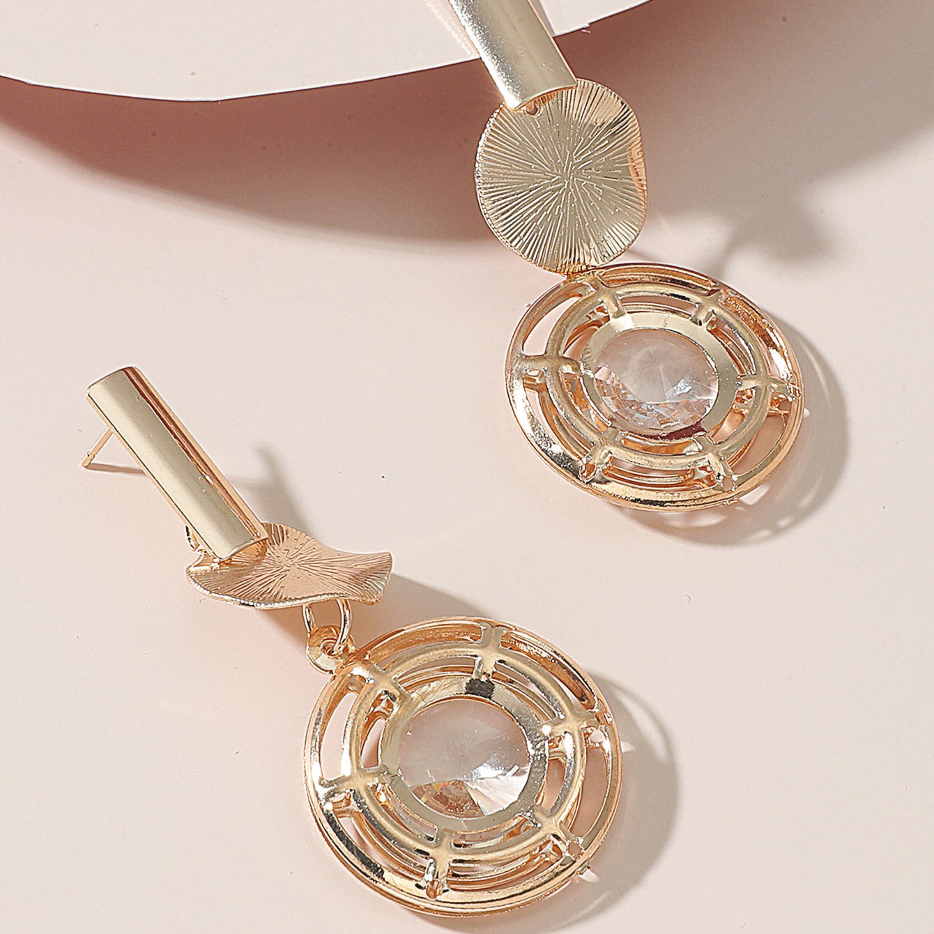 The new European and American jewelry high-end alloy round hollow zircon earrings have a versatile temperament and niche design earrings
