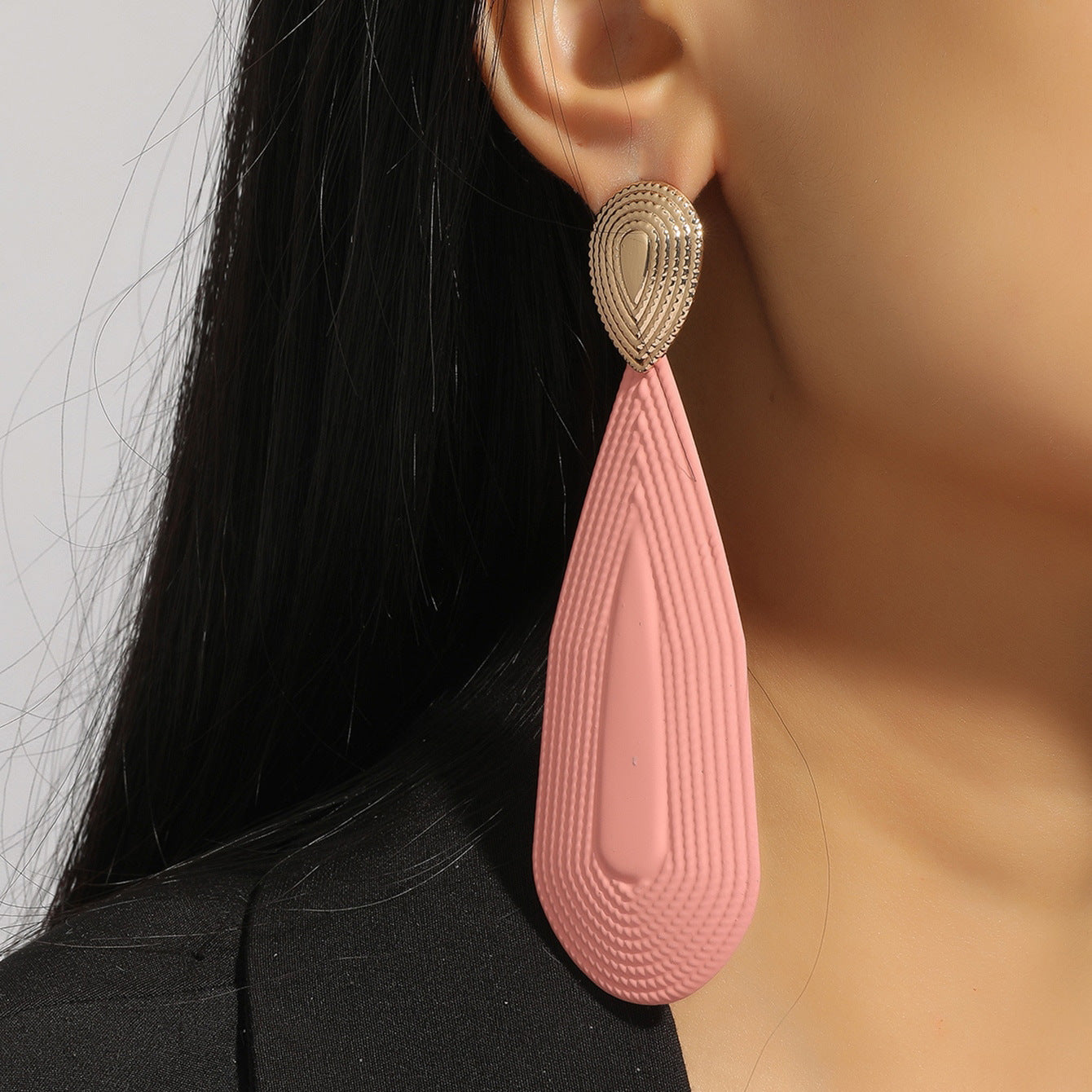 The new European jewelry personality alloy long pear-shaped earrings are fashionable niche design exaggerated earrings