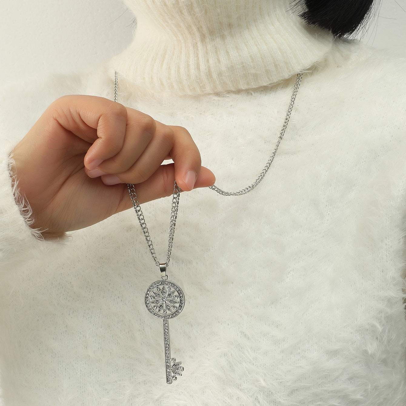 The new Japanese and Korean jewelry high-end crystal key pendant pendant long necklace temperament simple and versatile sweater chain