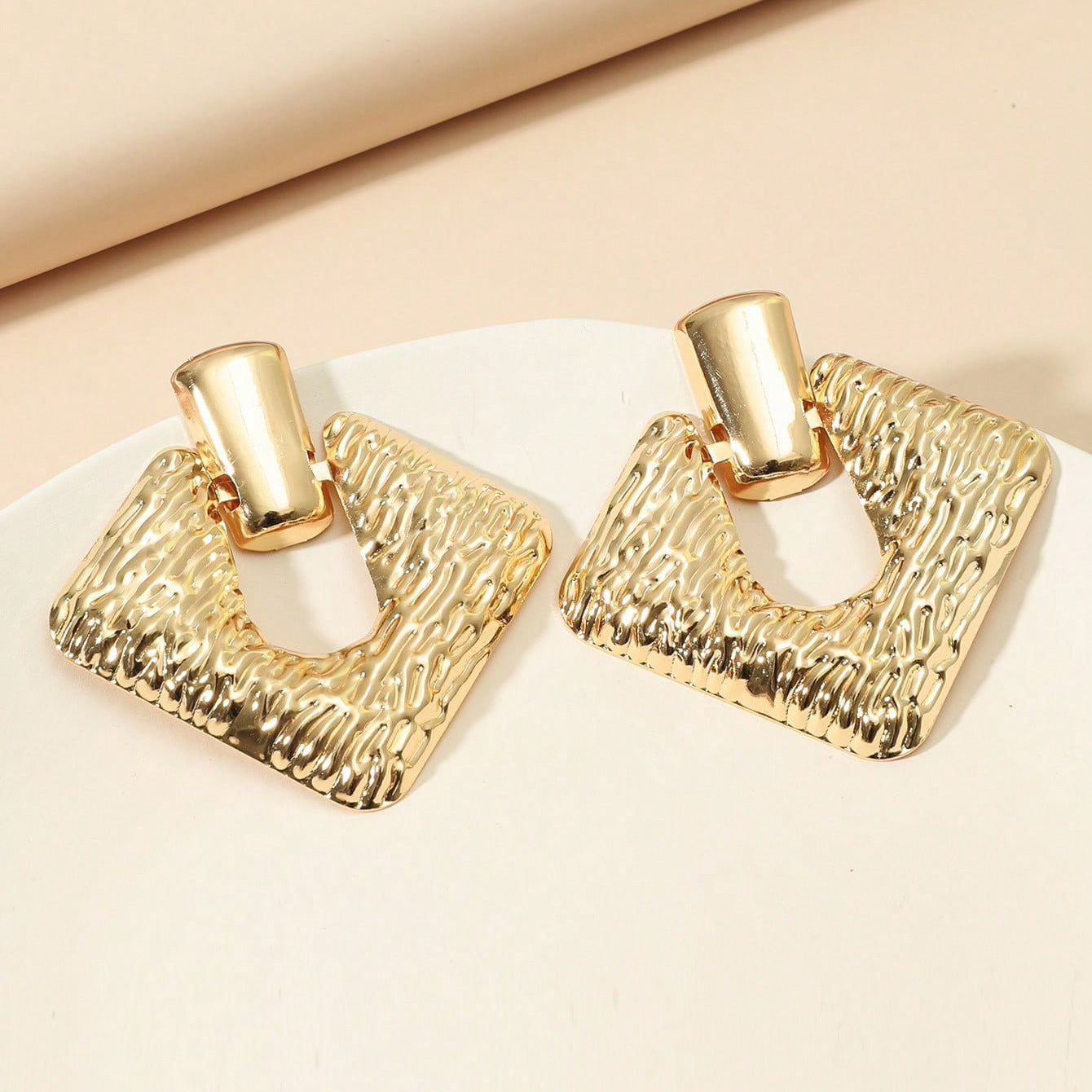 New European and American retro jewelry, metal exaggerated street photography, fashionable explosive earrings, three-dimensional earrings, patterns, three-dimensional earrings