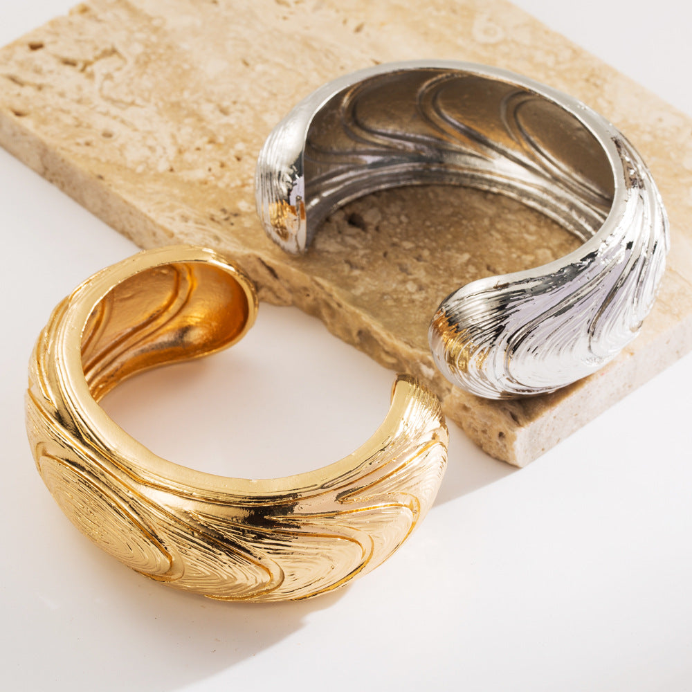 European and American fashion three-dimensional embossed water wave texture open bracelet simple and versatile, fashionable temperament, light luxury hand accessories wholesale