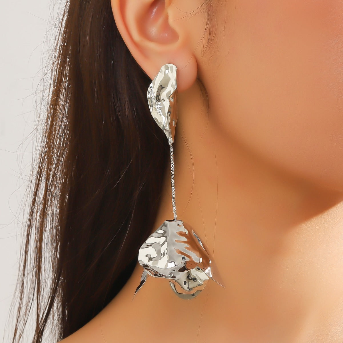 New personality European and American metal flower tassel earrings retro Hong Kong style fashion catwalk vintage style petal earrings