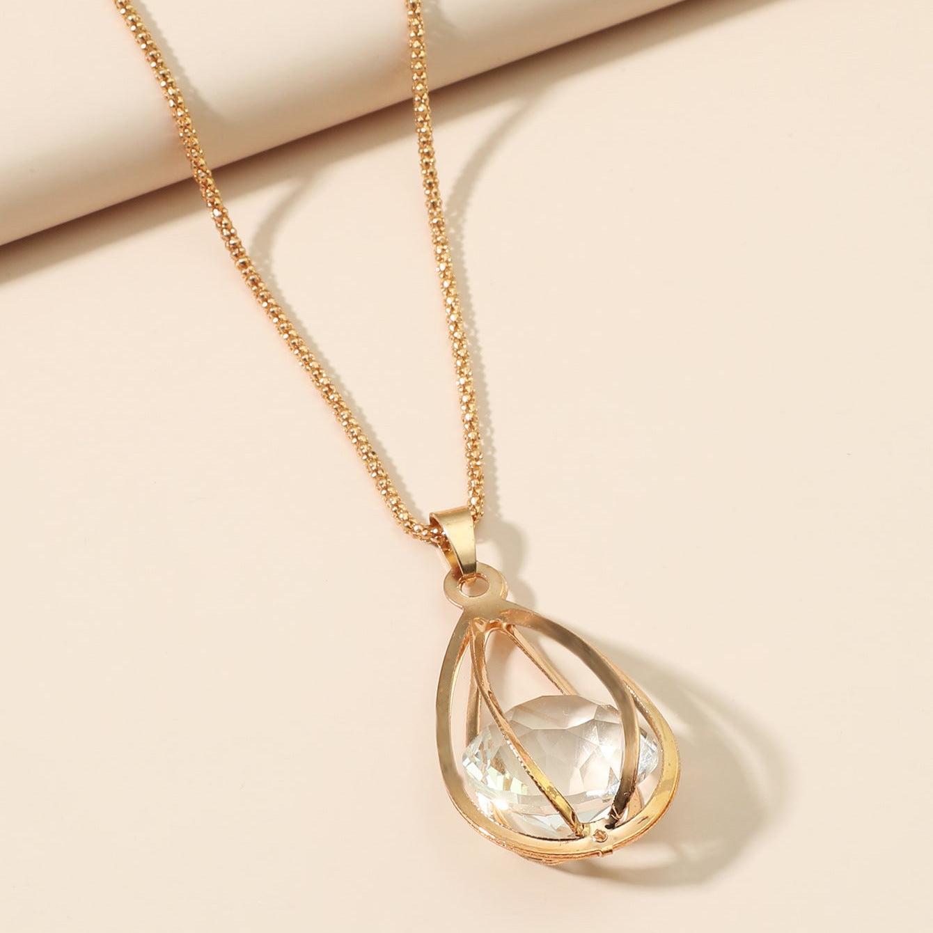 New European and American jewelry, fashion hollow with diamond pendant, temperament, autumn and winter, retro long sweater chain, accessories necklace