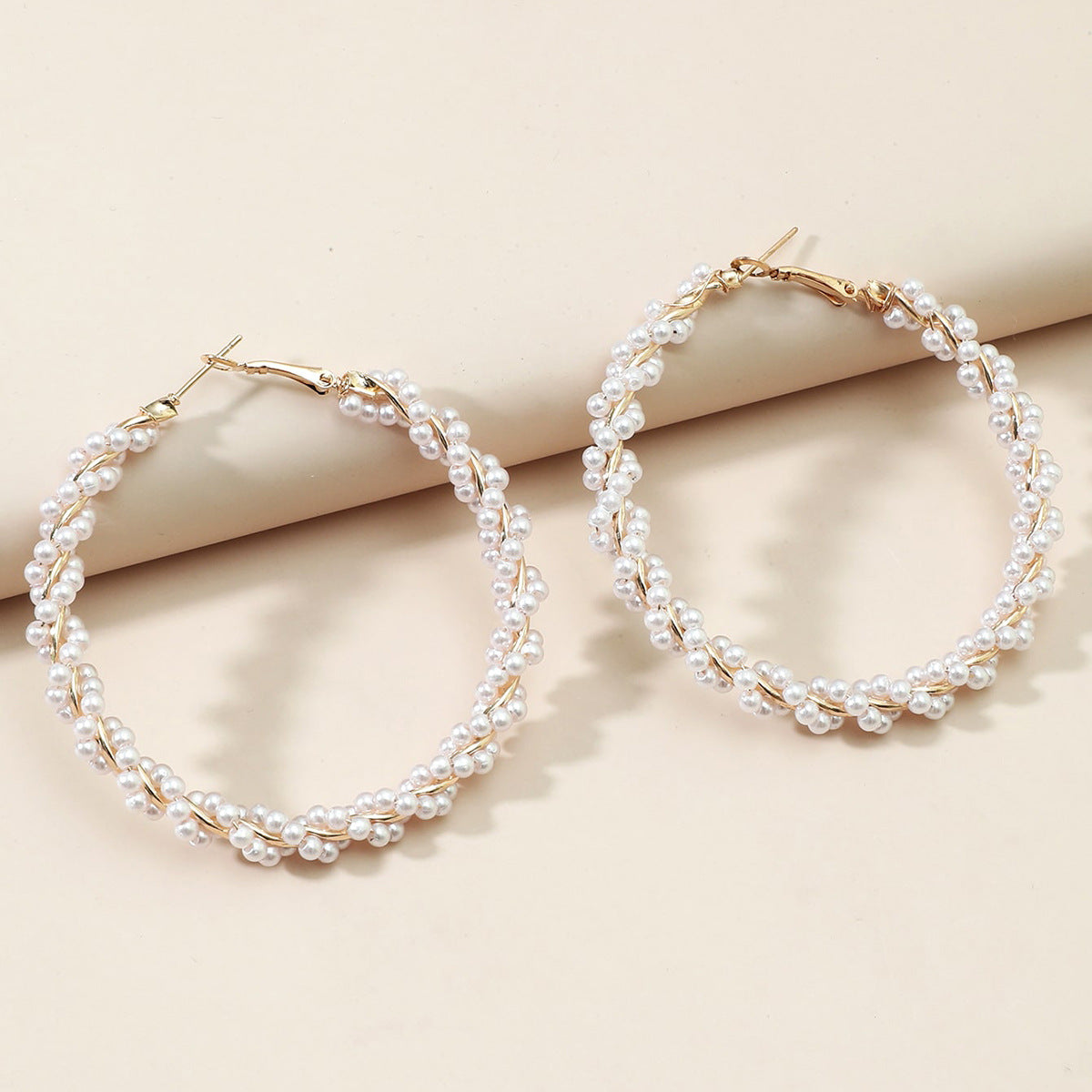 The new European and American hot selling hot style temperament fashion circle rice beads are versatile, high-end pearls are niche and versatile earrings