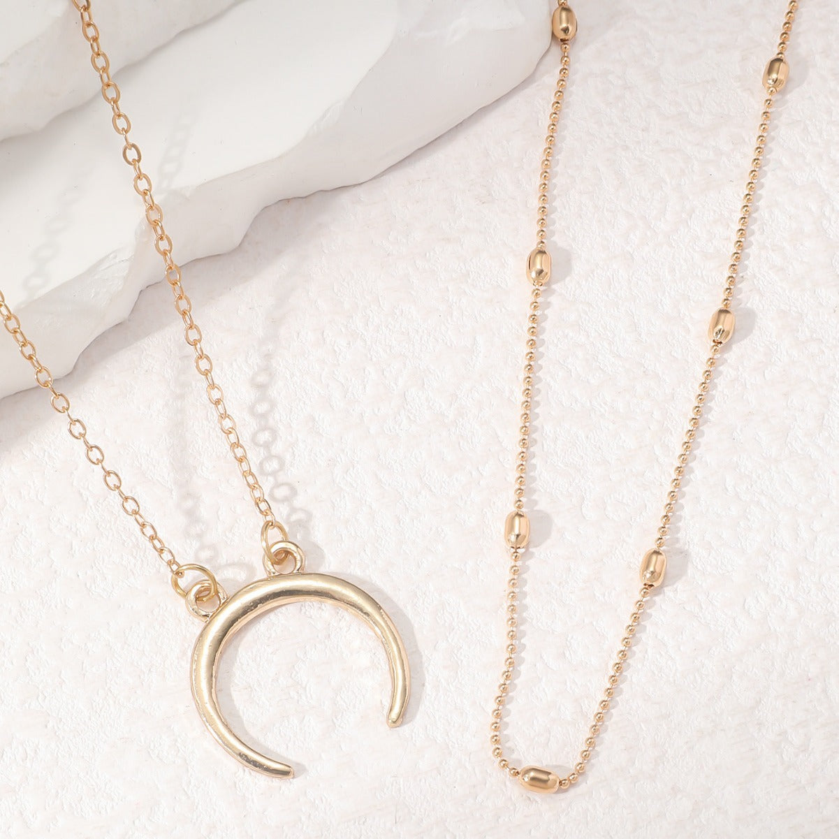 The new jewelry is fashionable and simple, and the double-layer beaded moon pendant is a temperamental and versatile necklace