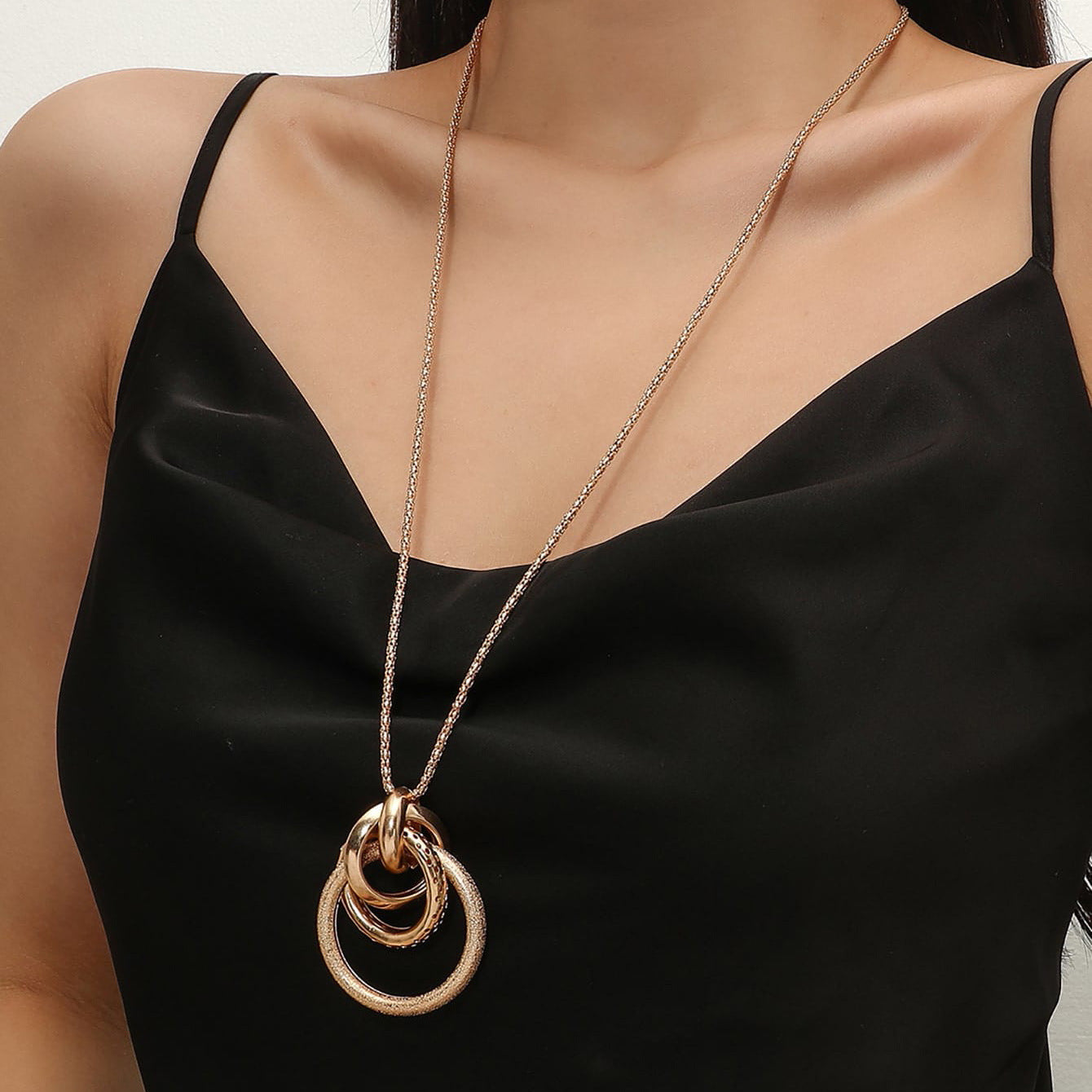 2024 New Cross Border Sweater Chain Long European and American Retro Premium Jewelry Fashion Metal Pendant Necklace