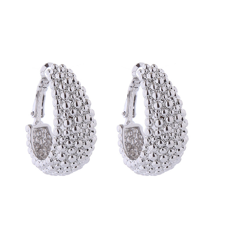 Personality ins: cold style, metallic polka dot earrings, S925 silver needle, C-shaped alloy earrings, fashionable and versatile ear accessories