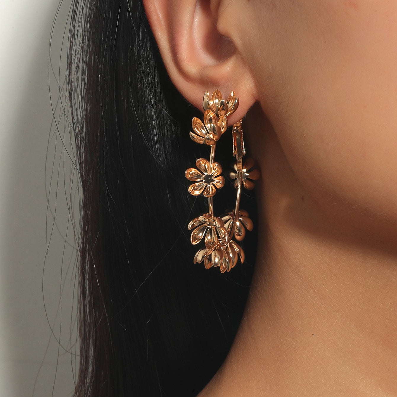The new European and American jewelry round bamboo letter earrings have an exaggerated personality, metal design, and large earring earrings