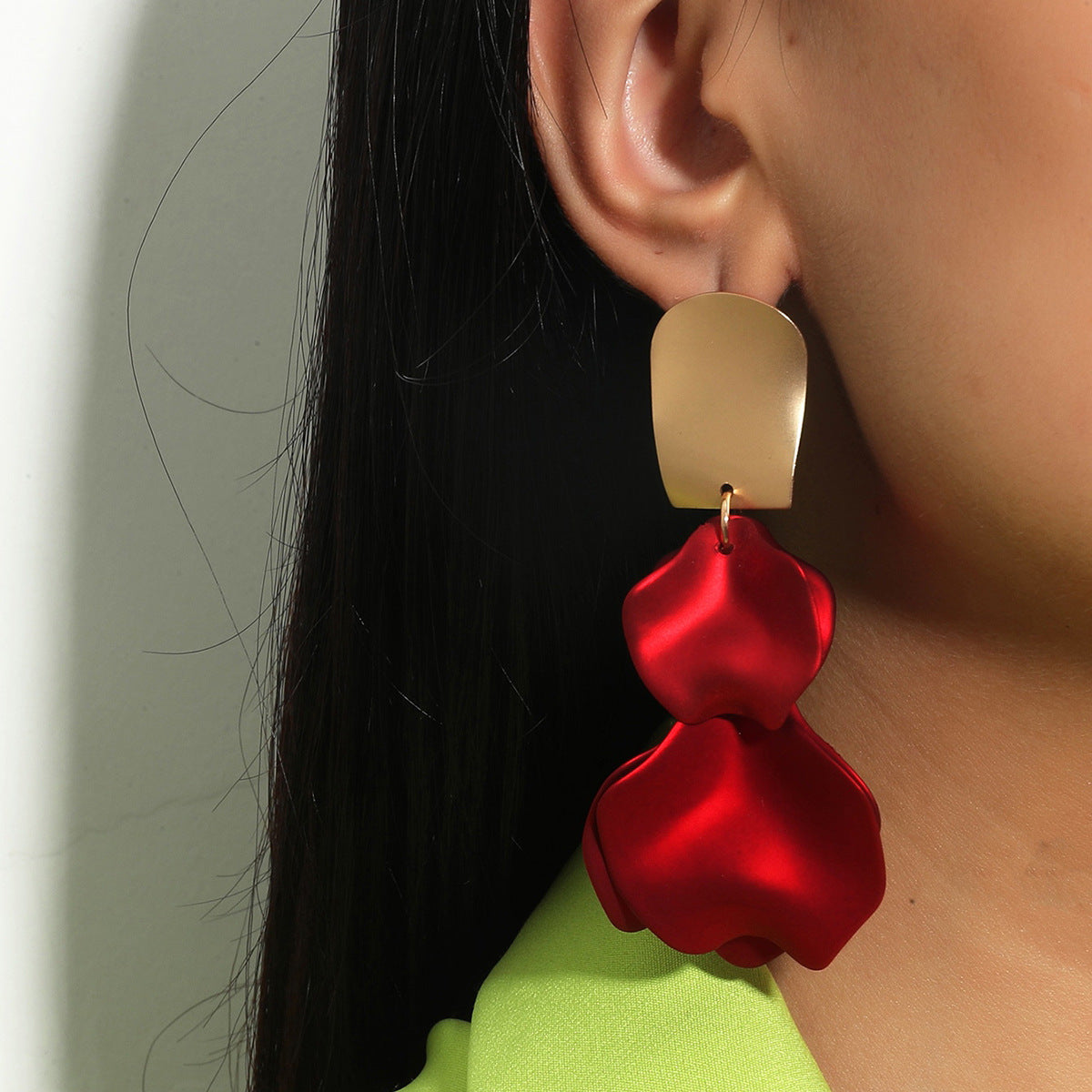 The new European and American fashion rose petals have an exaggerated personality, a sense of luxury, a long tassel temperament, and acrylic earrings